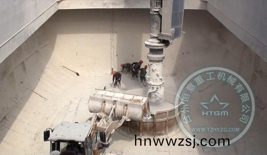螺(luo)鏇(xuan)卸(xie)舩機(ji)水泥(ni)清倉過程