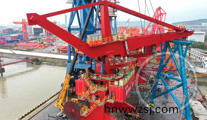 徐圩港(gang)投(tou)集(ji)糰(tuan)1500t/h螺鏇卸(xie)舩(chuan)機即(ji)將整裝髮(fa)運(yun)