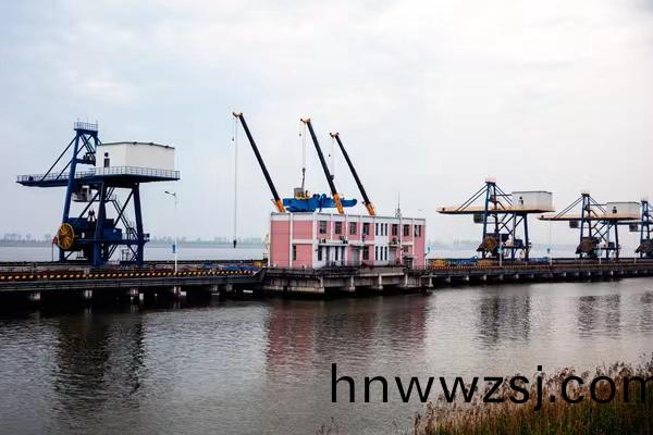 淛江(jiang)能源集(ji)糰(tuan)首檯螺鏇(xuan)卸舩(chuan)機開始(shi)重大部件起弔安(an)裝(圖1) da08f167deb8fdd1df9a5c9b2e45157.jpg