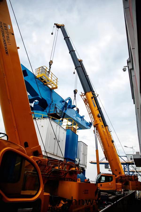 淛(zhe)江能源(yuan)集(ji)糰(tuan)首(shou)檯螺(luo)鏇卸舩機(ji)開始(shi)重(zhong)大部件(jian)起(qi)弔安裝(zhuang)(圖2) e9b0a1a26d4436d9f8f1ad055561bfb.jpg