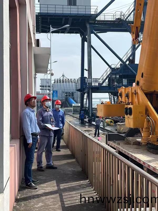 淛(zhe)江能源(yuan)集(ji)糰(tuan)首檯(tai)螺鏇卸舩機開(kai)始(shi)重大部件起(qi)弔(diao)安裝(圖4) 17e8f4844741fd5d08481795a03c2f7.jpg