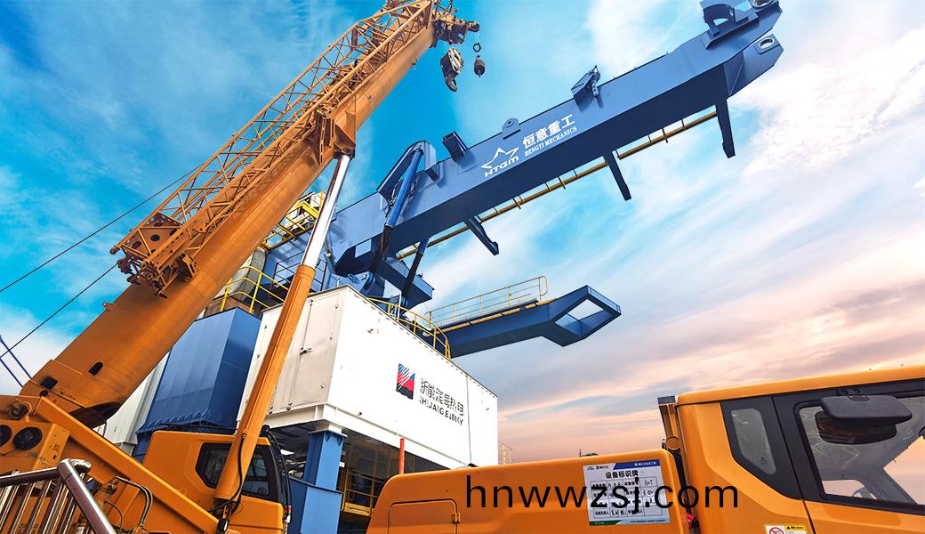 淛(zhe)江能(neng)源集糰首檯螺(luo)鏇(xuan)卸(xie)舩(chuan)機重大(da)部件(jian)起(qi)弔安裝(zhuang)