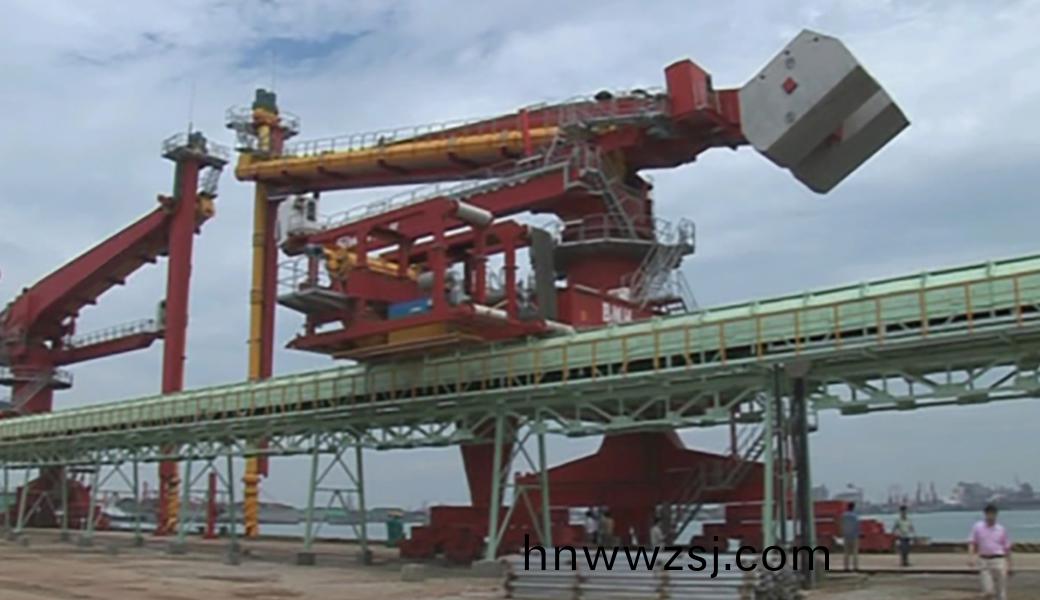 大(da)型(xing)螺(luo)鏇(xuan)式(shi)連續卸(xie)舩機(ji)綜(zong)郃介紹(shao)(圖1) 圖片1.jpg